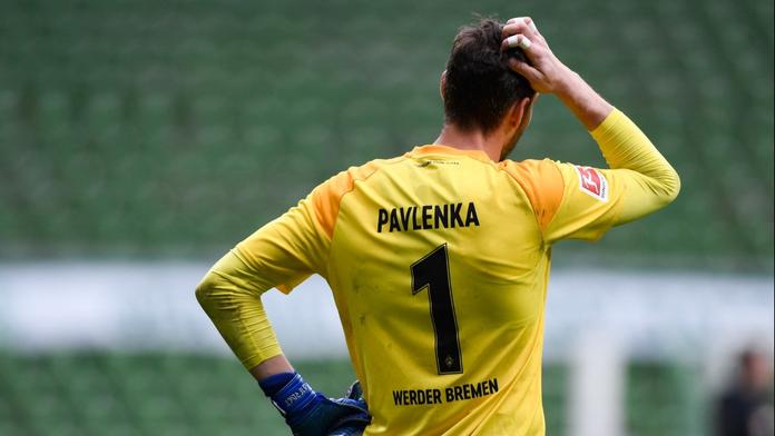 VIDEO: Gólman Pavlenka předvedl chybu jako hrom a daroval gól soupeři