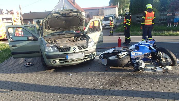 Motorkář se srazil s autem. Pět zraněných, včetně dvou dětí (5 a 8)