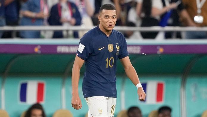 Unikly záběry z francouzské kabiny. Mbappé se o poločase ukázal jako lídr