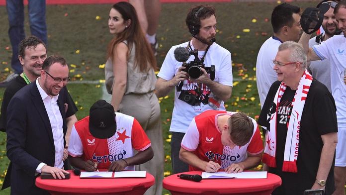 Emmanuel Ayaosi a Pavel Kačor podepisují smlouvu se Slavií přímo na trávníku