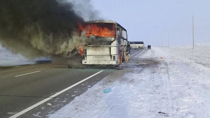 Autobus za jízdy zachvátily plameny. Uhořelo v něm 52 lidí