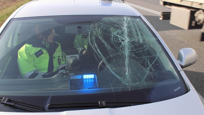 Policisté měřili na silnici rychlost! Z náklaďáku jim přitom na auto spadl kus ledu!