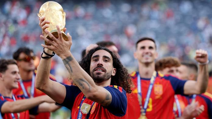 Marc Cucurella s pohárem pro mistry světa