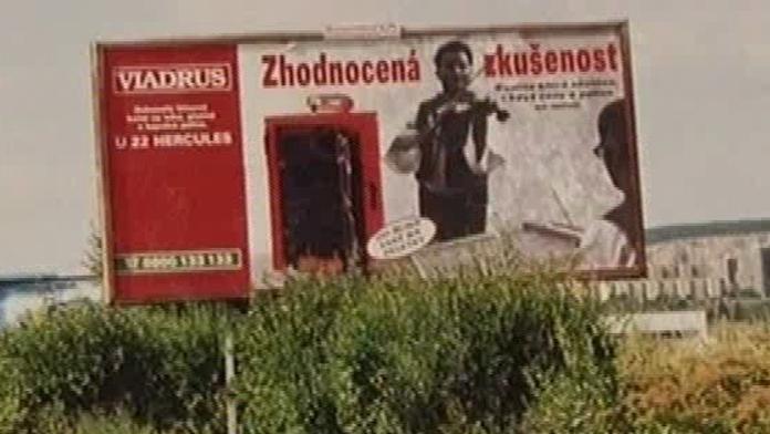 Dvě ženy zemřely na dálnici D1, volvem vrazily do billboardu
