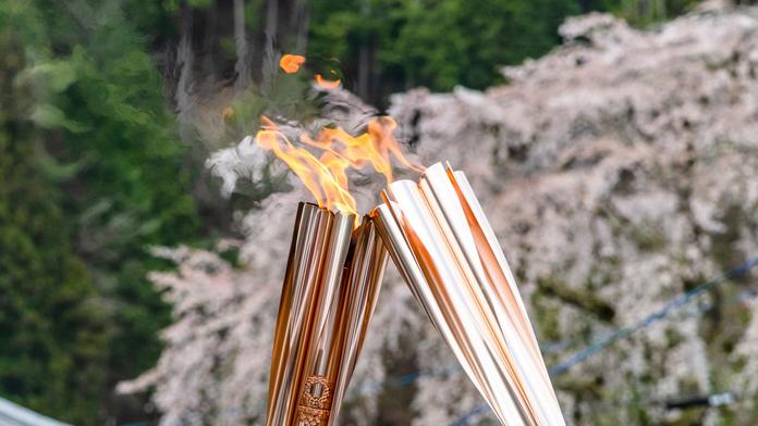 Šest účastníků pochodu s olympijským ohněm je pozitivních