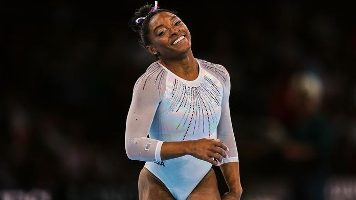 Nepřekonatelná výzva? Gymnastka Bilesová si ve stojce svlékla tepláky