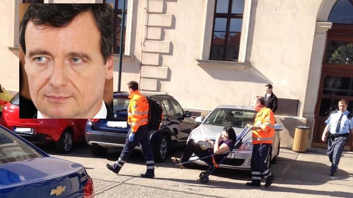 Drama u soudu: Rath se jako doktor vrhl k zapisovatelce, která zkolabovala