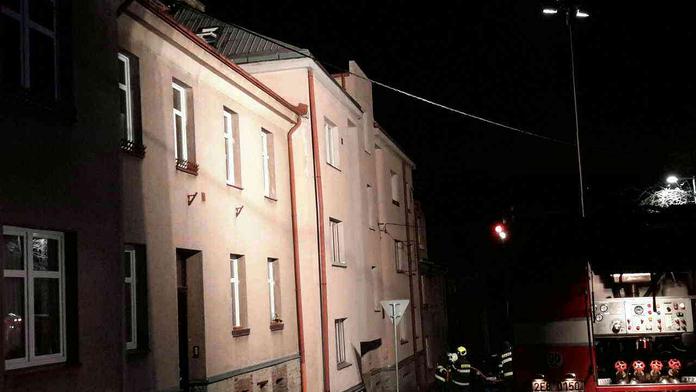 V Žamberku při požáru evakuovali 17 lidí. Rodina přišla o vše