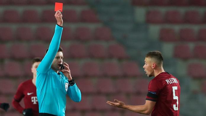 Daniel Siebert uděluje červenou kartu Dominiku Plechatému ze Sparty