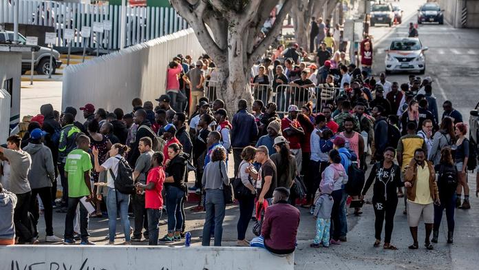 Tisíce migrantů míří pěšky do USA. Mexiko je chce zastavit, dá jim práci