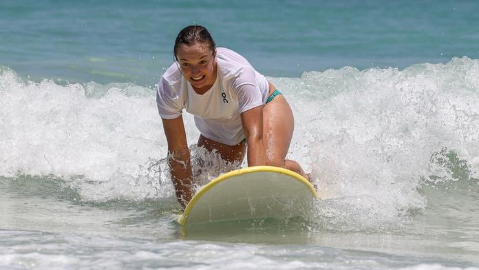Šwiateková ukázala křivky v plavkách, v Perthu se bavila surfingem