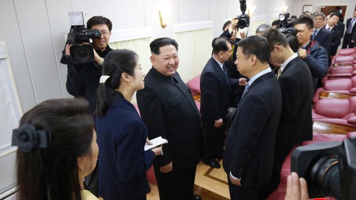 Kim má po zmizení sestry další problém. Vojáci se mu hroutí a utíkají