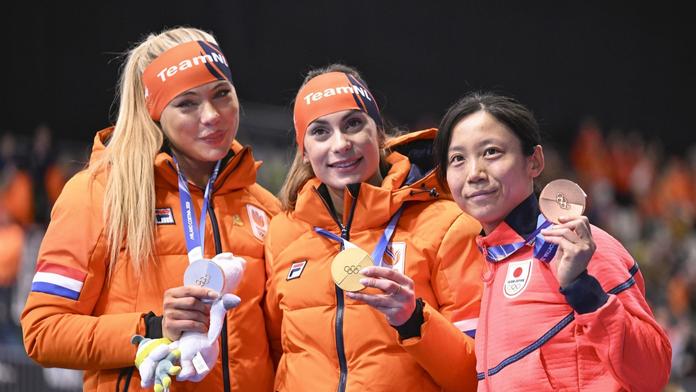Femke Koková (uprostřed) se zlatou medailí