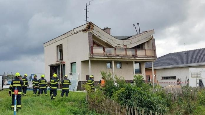 Domu na Přerovsku se propadla střecha. Hasiči vyprostili jednoho člověka
