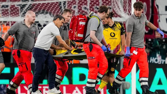 Hororový zákrok v Německu. Záložník prošlápl soupeři koleno, nebyl ani vyloučen