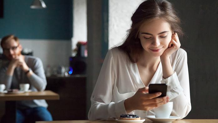 Žena hledala lásku na seznamce. Muž z ní vytáhl 700 tisíc korun