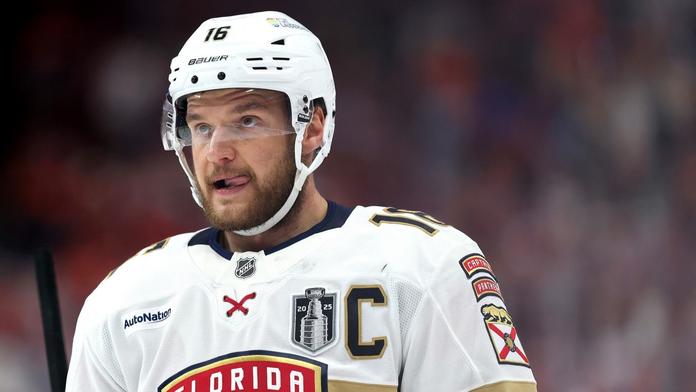 Další velká rána pro obhájce Stanley Cupu. Kapitán Floridy se zranil na tréninku