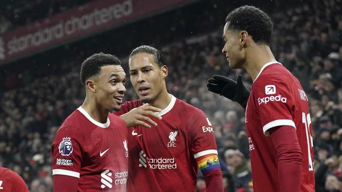 Hráči Liverpoolu Trent Alexander-Arnold, Virgil van Dijk a Cody Gakpo
