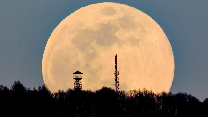 Bude víkendový úplněk superměsíc? Odborníci se neshodnou