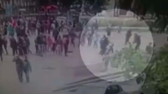 VIDEO: Kamera natočila útok před katedrálou Notre-Dame i střelbu!