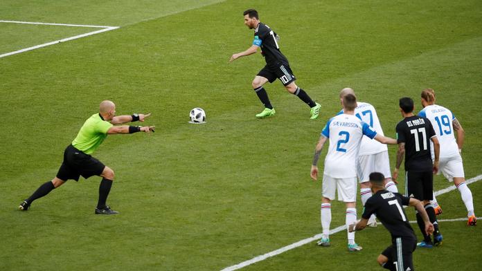 Záhada Messiho penalty: Vyrušil hvězdu sudí? Měla se opakovat?