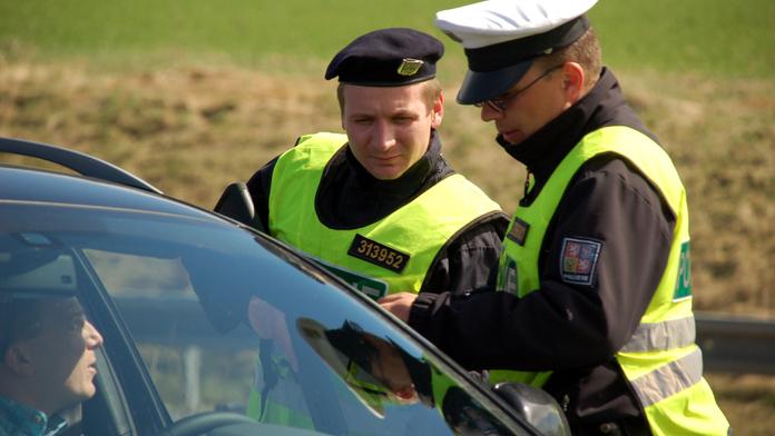 Zloděje dopadli při dopravní kontrole! Feťák měl auto plné peněženek