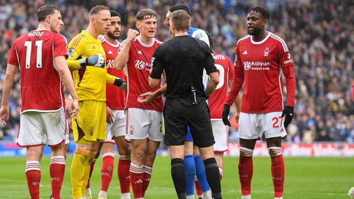 Fotbalisté Nottinghamu Forest se dohadují s rozhodčím