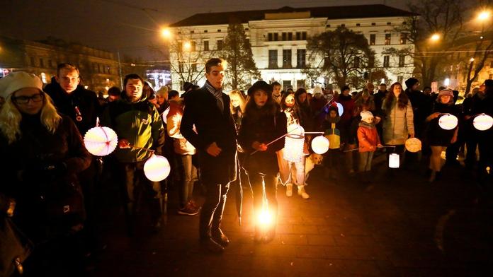 Průvody se na výročí Říjnové revoluce stále konají. Půjdete i vy?