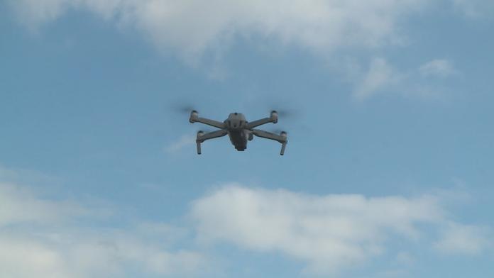 Brazilský fotbalista se snažil sestřelit dron, sudí ho hned potrestal