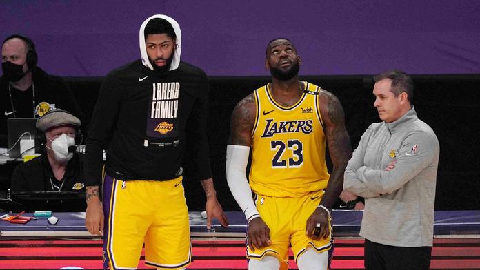 Zklamaní Anthony Davis a LeBron James