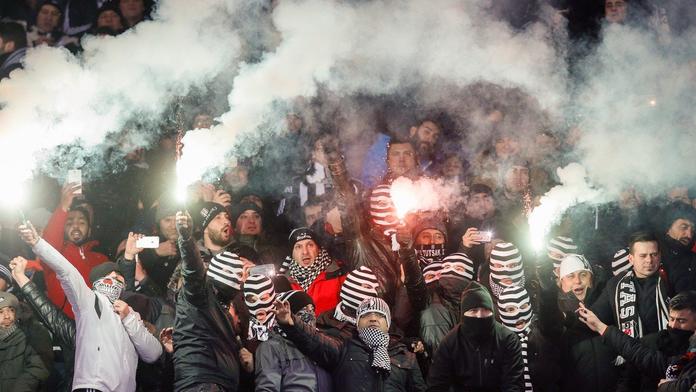 Mačety, nože i brokovnice: Toto policie zabavila ultras v Turecku!