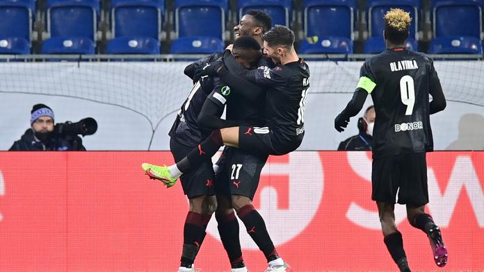Bláznivý zápas v Linci. Slavia dohrávala v devíti a padla, přesto postupuje
