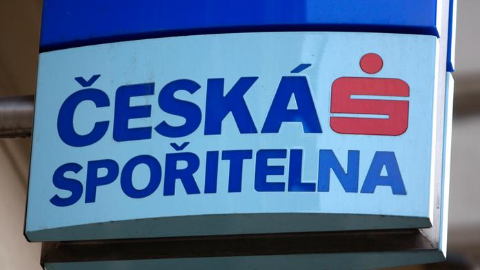 Lupič přepadl spořitelnu. Policie po něm pátrá
