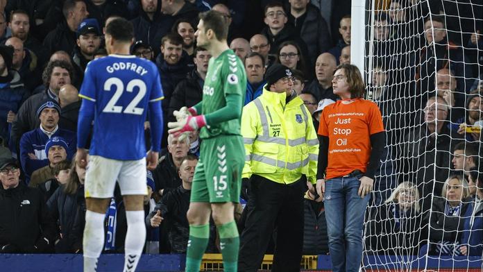 Aktivista se v zápase Premier League připoutal k tyčce, skončil ve vězení