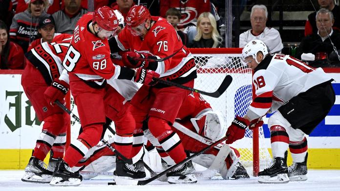 Martin Nečas z Caroliny Hurriances proti Ondřeji Palátovi z New Jersey Devils