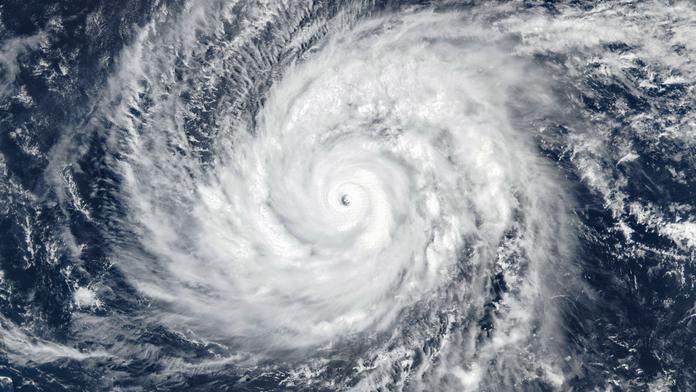 Meteorologové varují před monstrem páté kategorie. Supertajfun Sinlaku začíná řádit