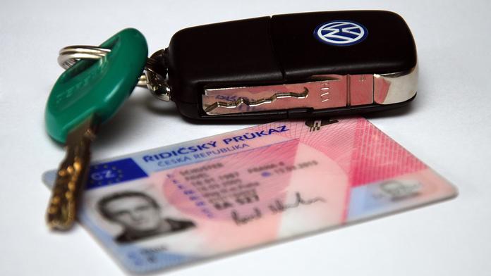 Experti chtějí nové řidiče pustit do ostrého provozu až po roce
