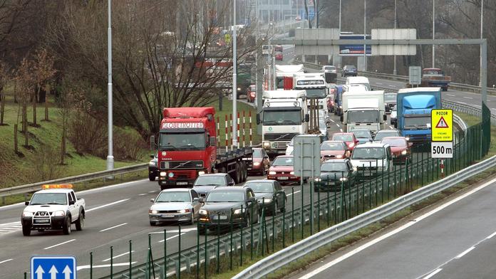 Dopravci v pondělí zablokují Česko. Vadí jim vysoké ceny paliva