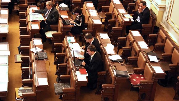 Koalice vyhrála ve Sněmovně. Poslanci o korupci v armádě nejednali