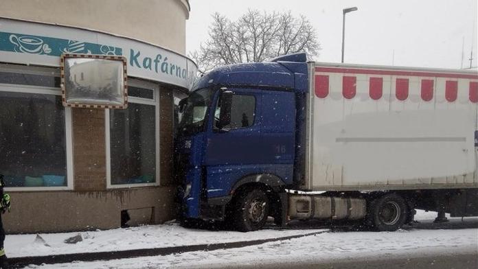 V Českém Meziříčí vjel kamion do cukrárny. V osudnou chvíli byla zavřená