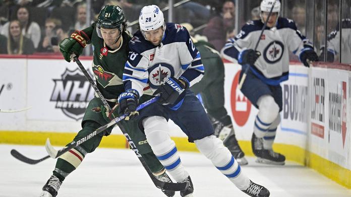 Brandon Duhaime z Minnesoty (vlevo) v souboji s Kevinem Stenlundem z Winnipegu