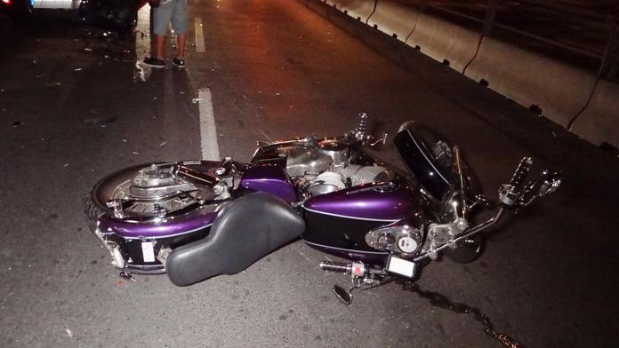 Auto nedobrzdilo a poslalo motorkáře i spolujezdkyni k zemi