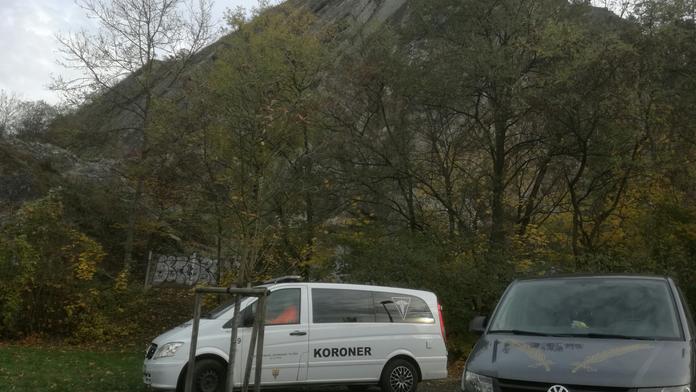 Strašlivý nález: Pod skalami v parku objevil muž mrtvé tělo