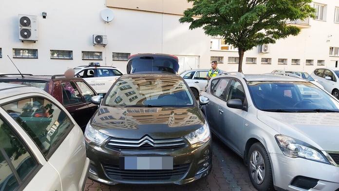 Pardubičtí strážníci "hacknuli" auto, které zablokovali ostatní řidiči