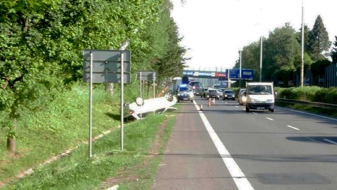 Šílený útok řidiče náklaďáku. Do fabie narážel tak dlouho, až se převrátila