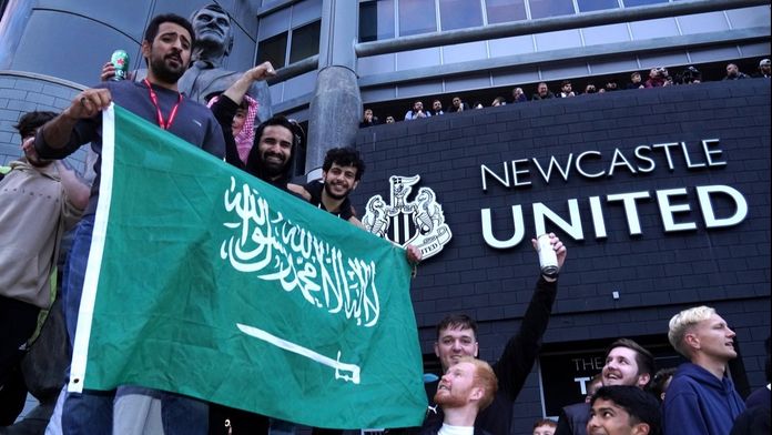 Kluby Premier League se bouří. Nelíbí se jim nový majitel Newcastlu