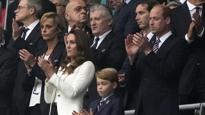 Naštvaný George a těhotná Kate? Královská rodina zářila na fotbale