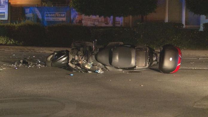 Motorkář přehlédl odbočující auto, odlétl na jiný vůz a zemřel