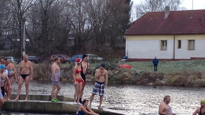 Otužilci vlezli místo koledy do chladné Otavy