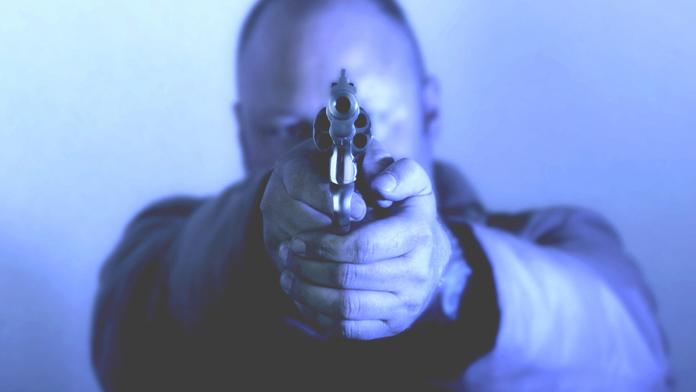 Opilý muž rozstřílel v Rakovníku sousedovo auto i okna u domu